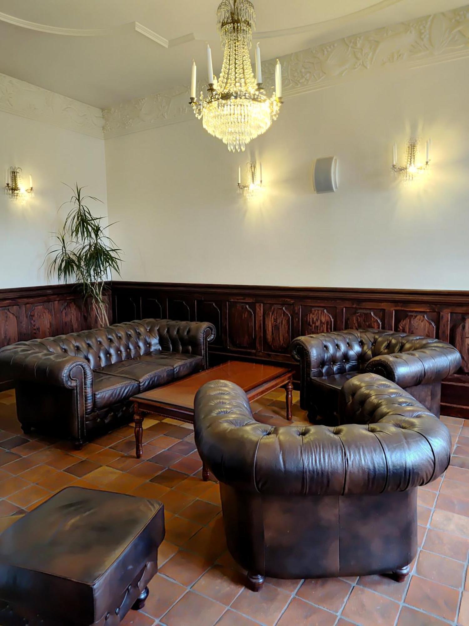 Palac W Rymaniu Экстерьер фото