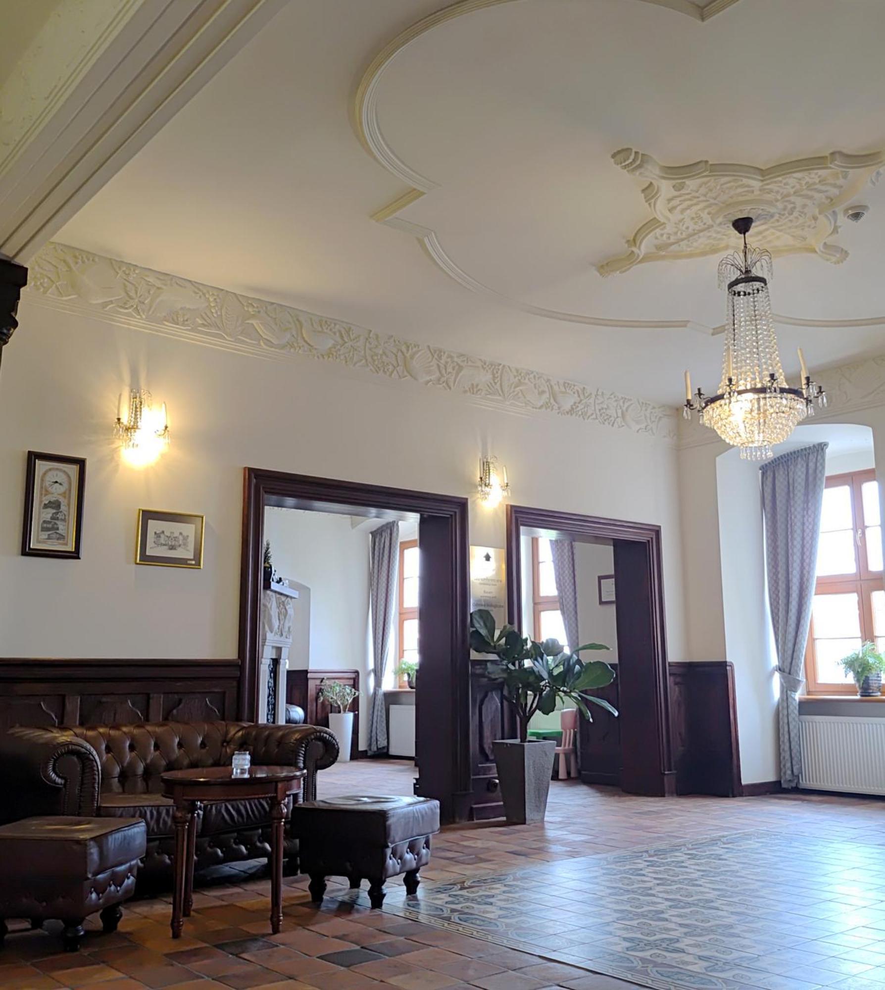 Palac W Rymaniu Экстерьер фото