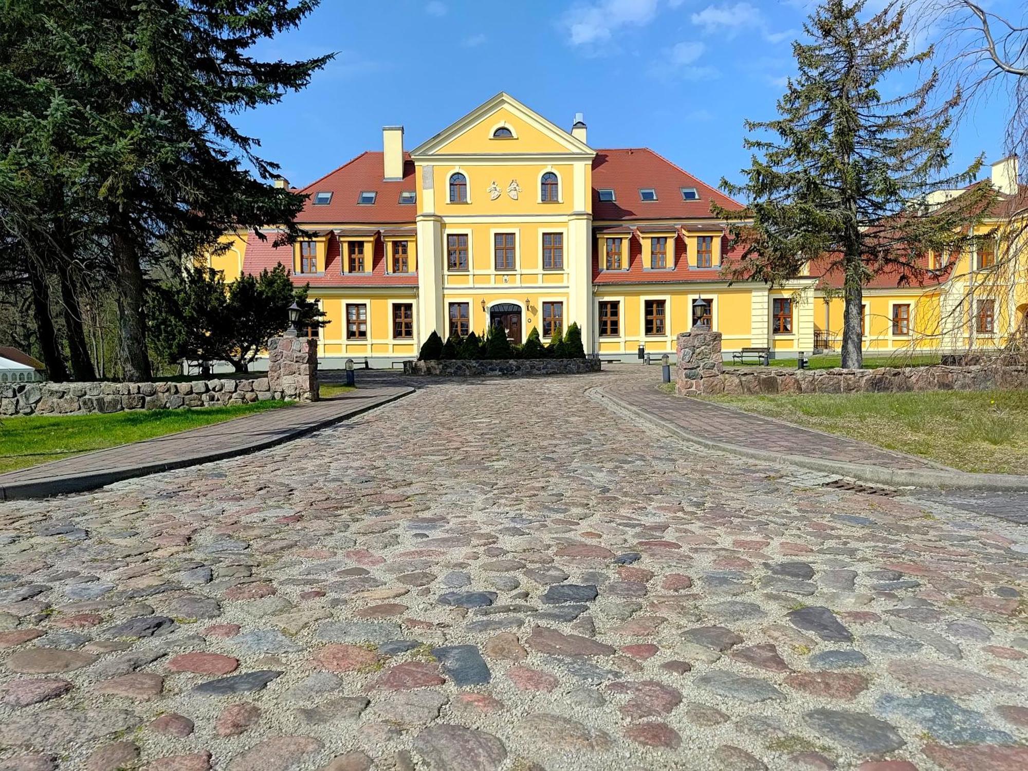 Palac W Rymaniu Экстерьер фото
