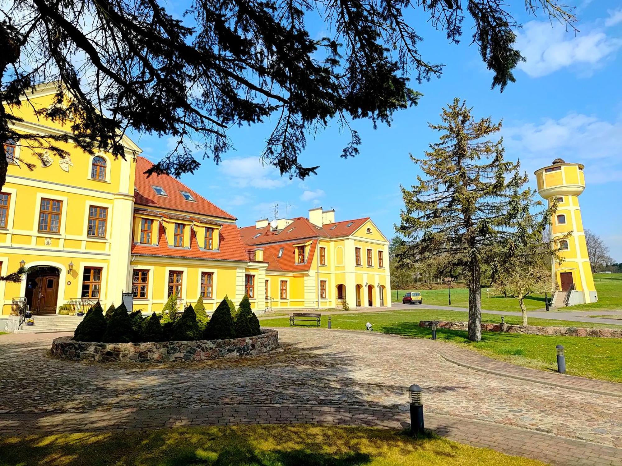 Palac W Rymaniu Экстерьер фото