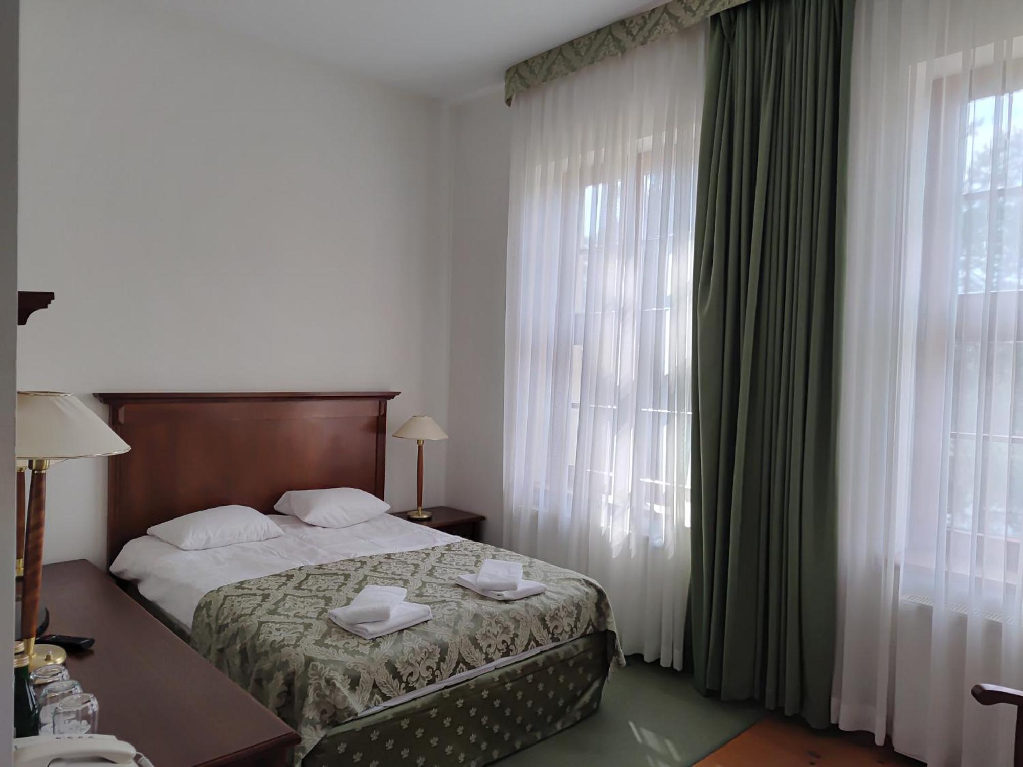 Palac W Rymaniu Экстерьер фото
