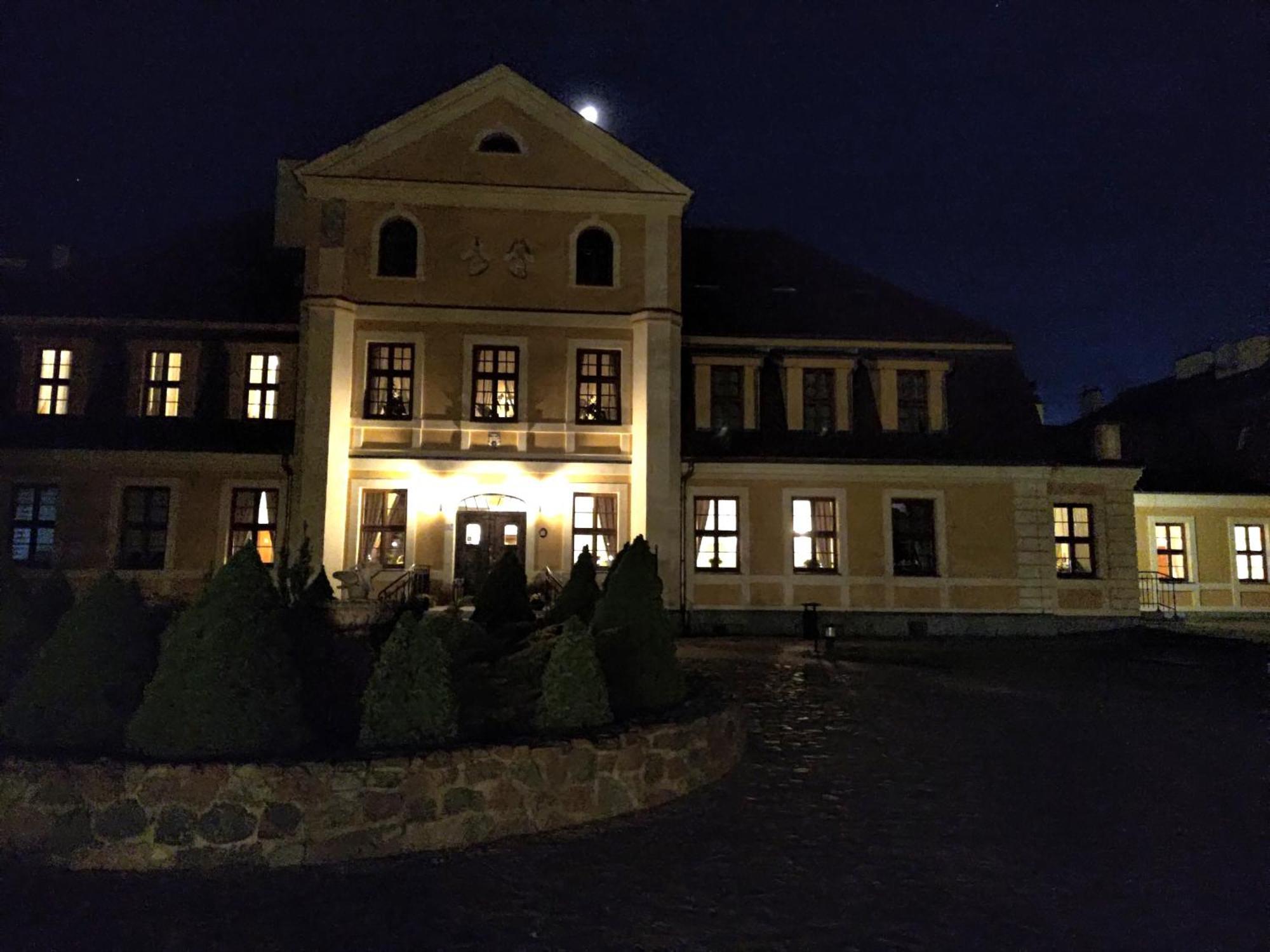 Palac W Rymaniu Экстерьер фото